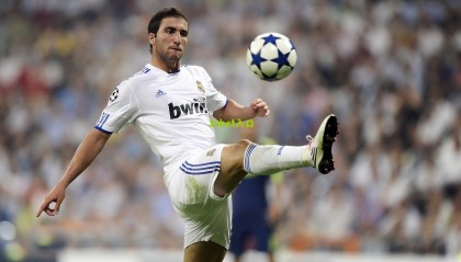 【在线娱乐】英超争冠格局一夜生变，曼城强势追击，枪手受阻，热刺搅动风云