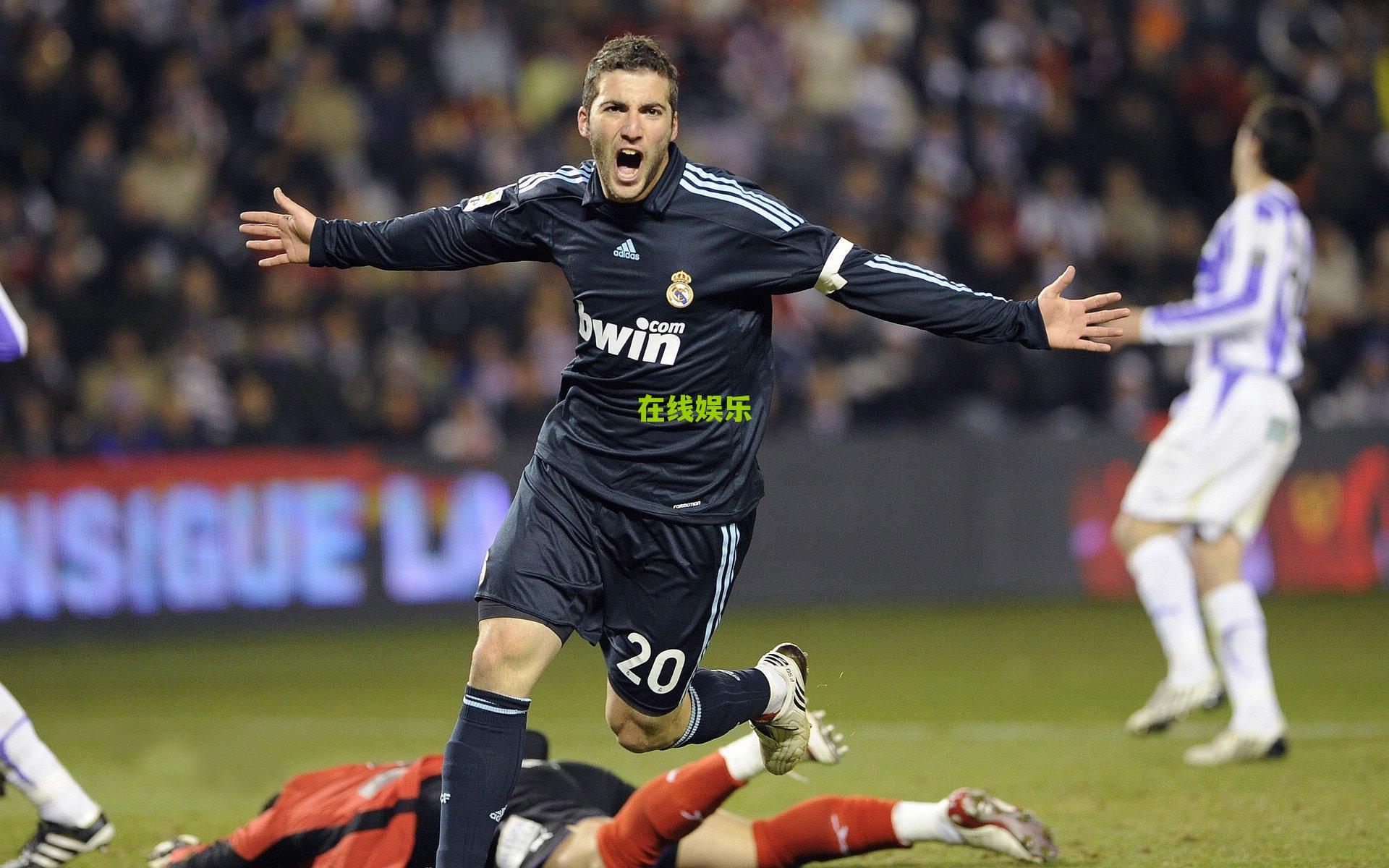 安菲尔德永念绿茵玫瑰，利物浦女足前主帅比尔德的葬礼举行，六百余人送别传奇